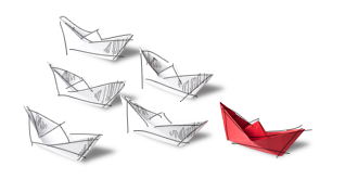 Sześć papierowych łódeczek płynących w trójkącie, pierwsza jest czerwona